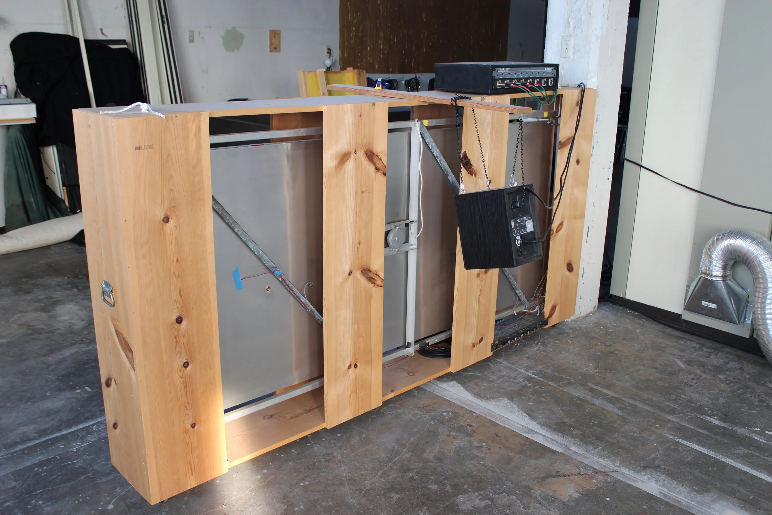  The difference between the two driving methods is that the mounted driver has more bass response, while the speaker has rolled off lows. Four transducers pick up the reverberated signal, which are amplified and mixed to a stereo signal and returned 