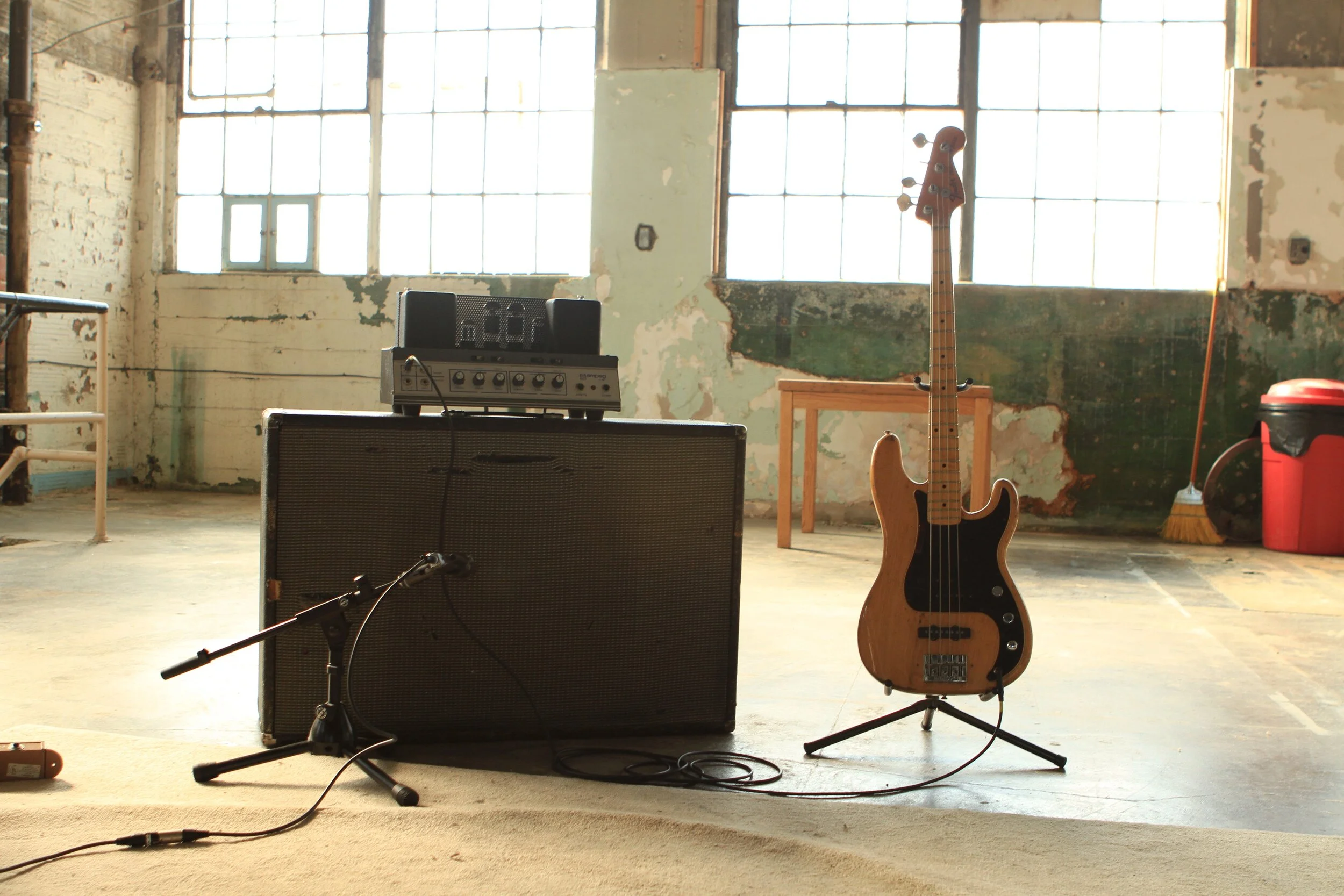  Fender Showman Speaker Cab with a 15? JBL D140F. Blonde model, later painted black. Has a ?tone ring? for the speaker mount with a double baffle. This vents the cab around the perimeter of the speaker. 