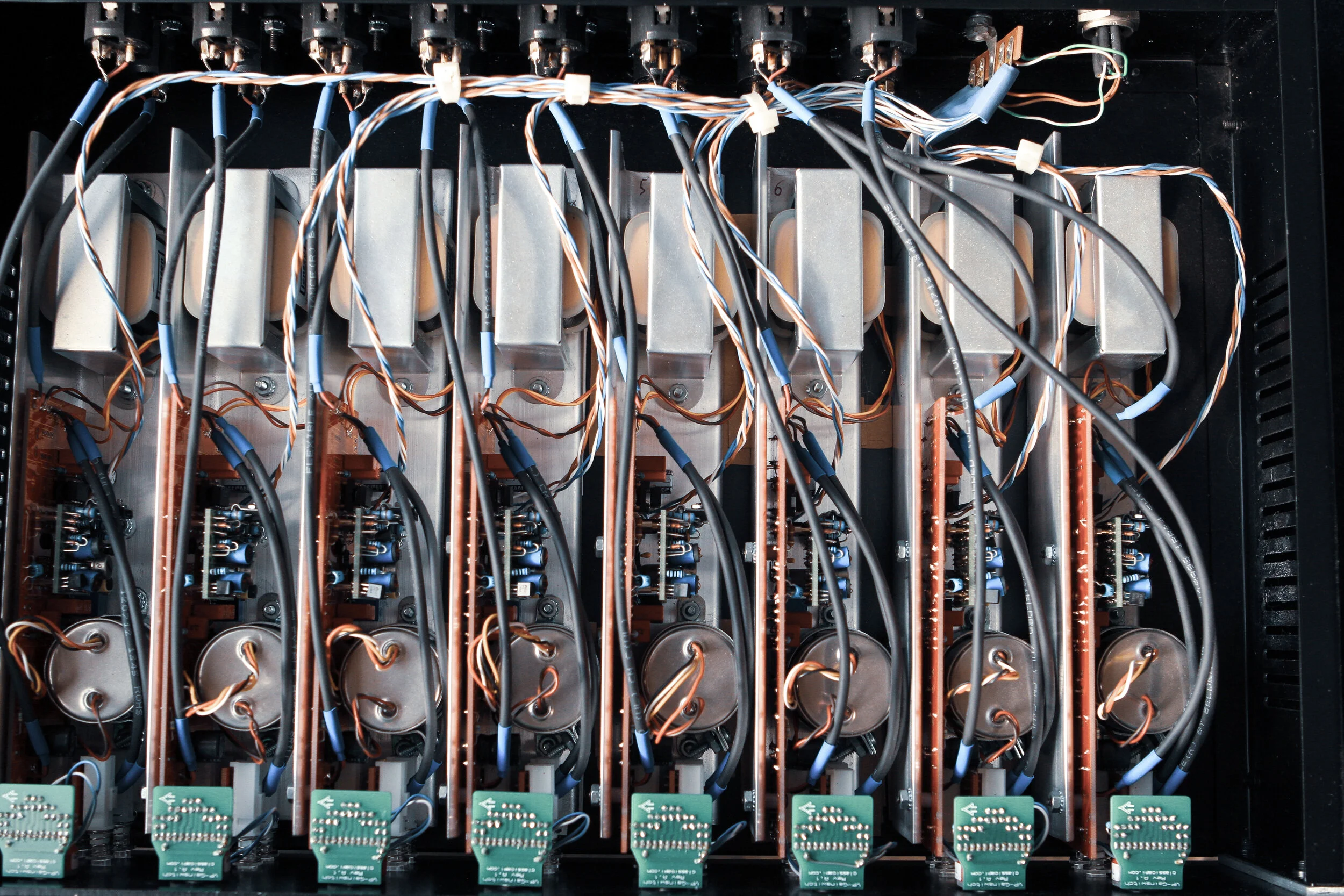  This build uses Jensen transformers (JT-16 , JT-11-BM) and handbuilt 990 op amps. The PCBs for the grayhill switches are from classic API. 