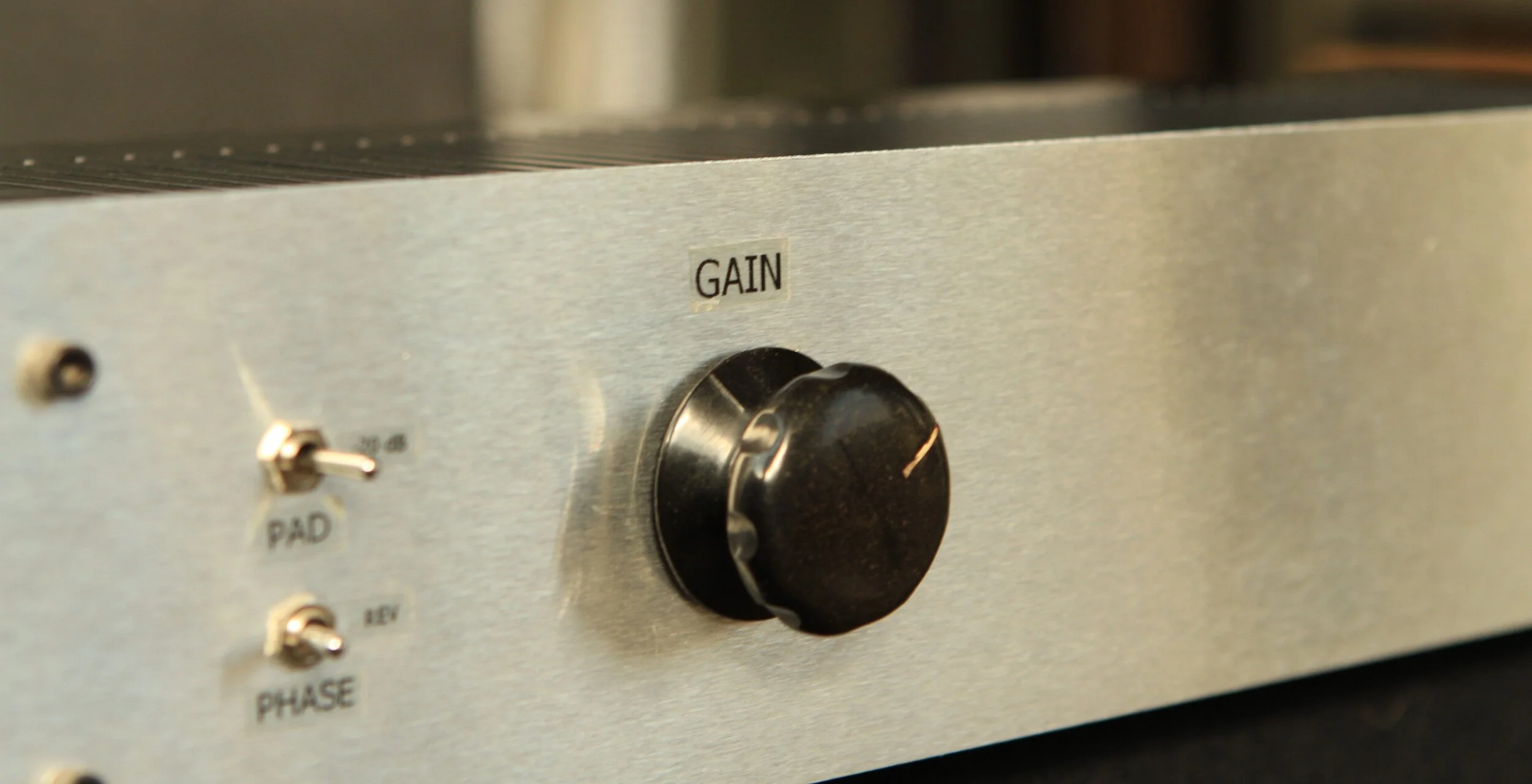  Based on the RCA BA-2 preamplifier, this build has up to 50 dB of gain. Built with an original set of transformers and two 1620 tubes, which are a low noise 6J7. It is a simple, but beautiful sounding microphone preamplifier. 