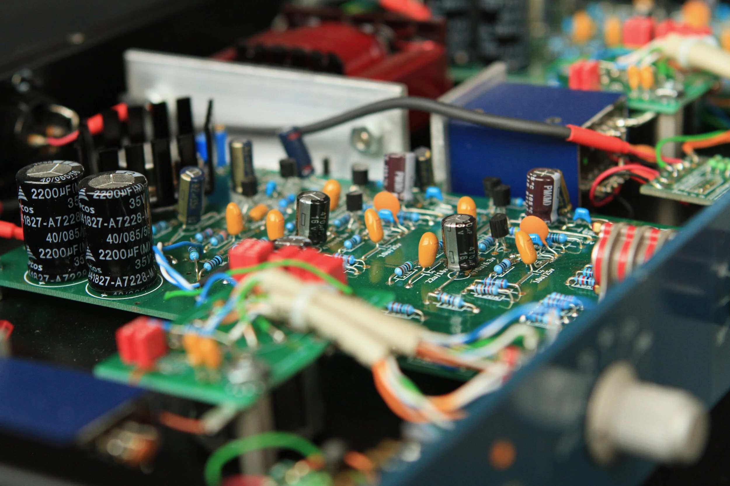  This build uses Madriaanse circuit boards (from groupdiy). Carnhill transformers, tantalum caps, 184c transistors. The output stage is transformer coupled through the transistor, operating in class A. 