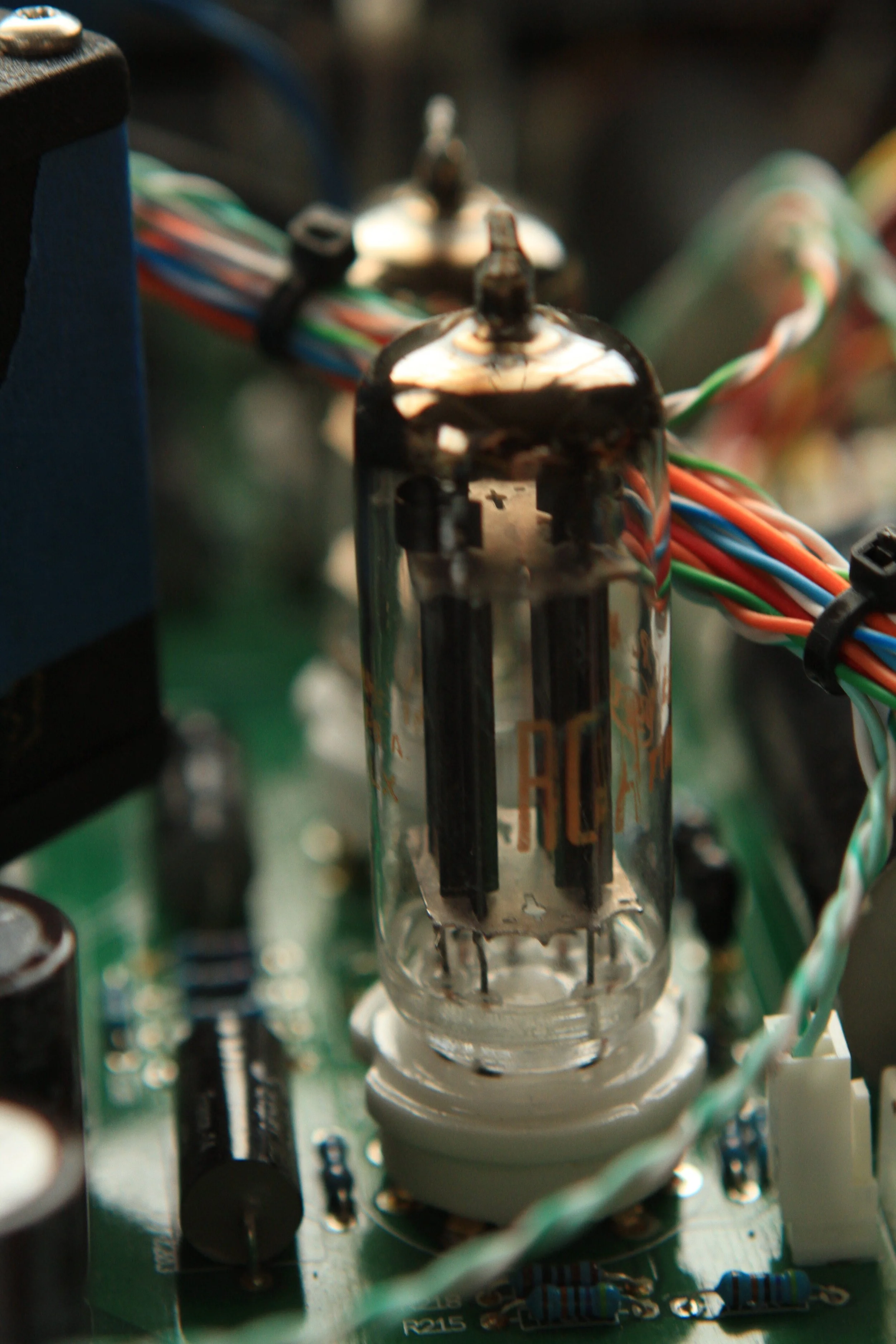  RCA 6AQ5 power tubes drive the EL panel.  